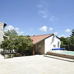 Nona Apartment *